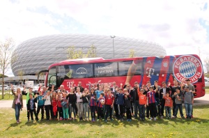 STADIUM-TOURS.com - Allianz Agentur Ravensburg - 26.4.2015 - Gruppenbild Allianz Arena 1500x1000